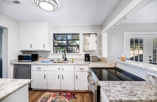 North Charleston House | Chic & Cozy 3-Bd Townhome in Vibrant N. Charleston