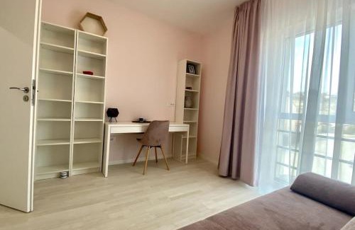Oradea Apartment | Chic & Cozy Family Apartment next to Aquapark Nymphaea