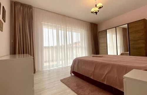 Oradea Apartment | Chic & Cozy Family Apartment next to Aquapark Nymphaea