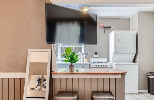 Central Sacramento House | Chic Cozy Studio Close to Downtown