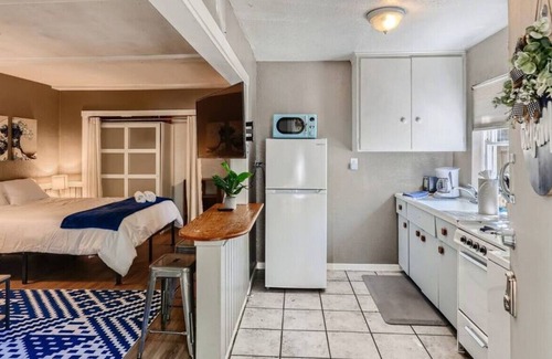 Central Sacramento House | Chic Cozy Studio Close to Downtown