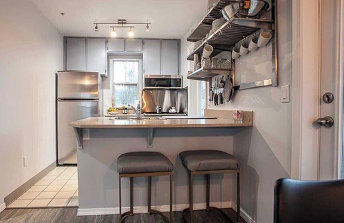 Hood River Condo | Chic Design - 1 Bedroom, Pull out sofa, 2 Bathrooms - Walking Distance to Downtown Hood River