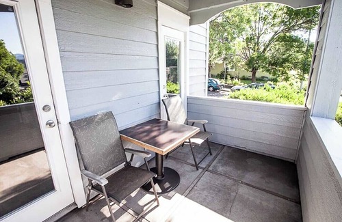 Hood River Condo | Chic Design - 1 Bedroom, Pull out sofa, 2 Bathrooms - Walking Distance to Downtown Hood River