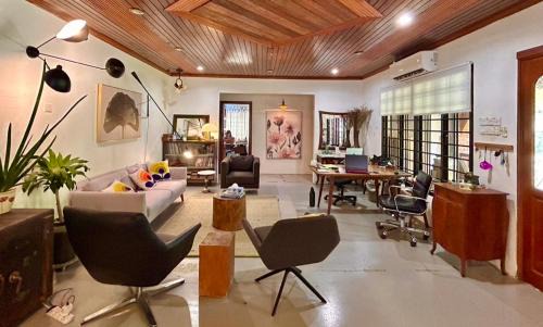 Tunku House | Chic Designer Room Near LRT Petaling Jaya