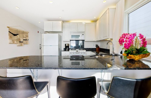 Cayucos Apartment | Chic, dog-friendly studio with balcony, full kitchen, & fireplace - great views