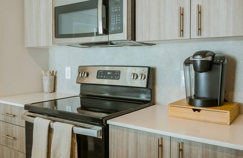 Miami Gardens Condo | Chic, dog-friendly condo with tropical pool, fitness center & great location