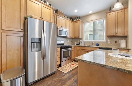 Five Oaks House | Chic Dwelling for Business & Leisure! 3B, 2.5B Townhome