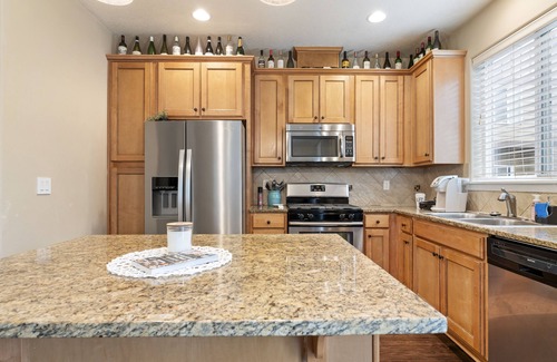 Five Oaks House | Chic Dwelling for Business & Leisure! 3B, 2.5B Townhome