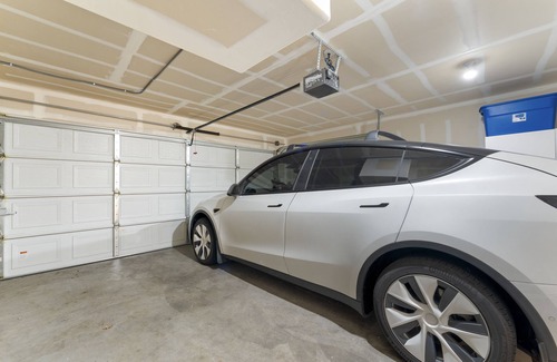 Five Oaks House | Chic Dwelling for Business & Leisure! 3B, 2.5B Townhome