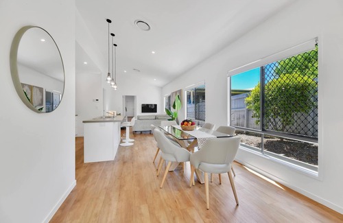 Scarborough House | Chic Family Friendly 4BR Retreat Near Redcliffe