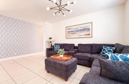 Fort Lauderdale House | Chic Fort Lauderdale Escape Pool Lake Views
