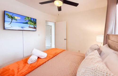 Fort Lauderdale House | Chic Fort Lauderdale Escape Pool Lake Views