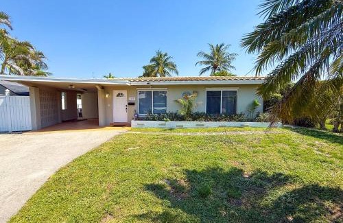 Fort Lauderdale House | Chic Fort Lauderdale Escape Pool Lake Views