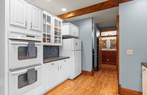 Green Lake House | Chic getaway: fireplaces + all ensuite bedrooms