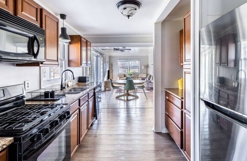 Westfield House | Chic Haven; Minutes to Grand Park, Welcomes 8