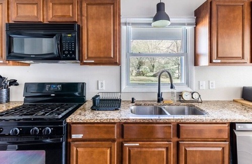 Westfield House | Chic Haven; Minutes to Grand Park, Welcomes 8