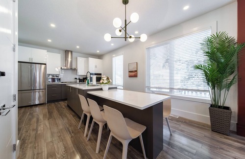 West Edmonton House | Chic Hideaway-King Bed-Fireplace-DT/WEM-Garage