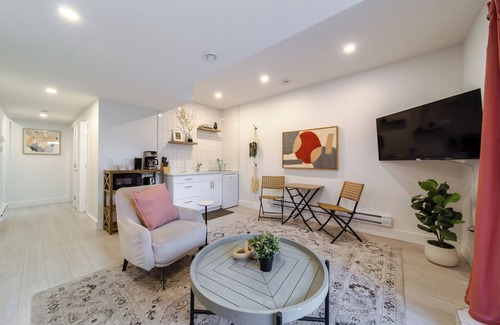 West Edmonton House | Chic Hideaway-King Bed-Fireplace-DT/WEM-Garage