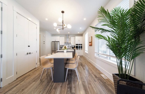 West Edmonton House | Chic Hideaway-King Bed-Fireplace-DT/WEM-Garage