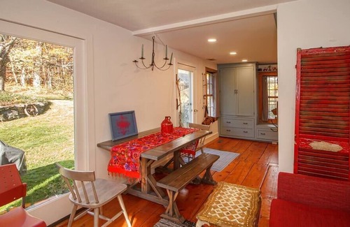 West Dover House | Chic Historic House w/Mountain Views Near Skiing