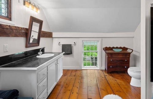 West Dover House | Chic Historic House w/Mountain Views Near Skiing