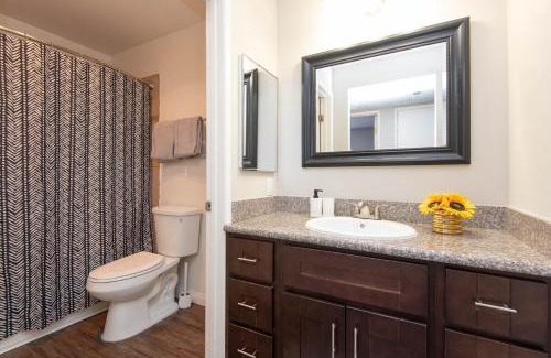 Hollywood Apartment | Chic Hollywood Retreat 2Bed Rooftop Pool with Iconic Views