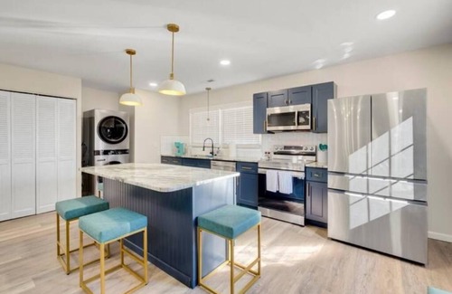 Southeast Raleigh House | Chic home w king bed in Raleigh