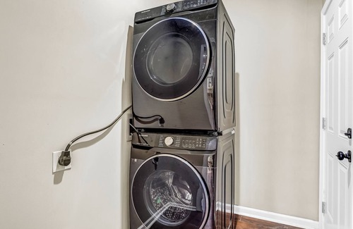 Pittsburgh House | Chic home with central AC, balcony, washer/dryer & study- dog-friendly
