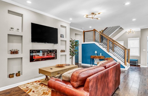 Pittsburgh House | Chic home with central AC, balcony, washer/dryer & study- dog-friendly