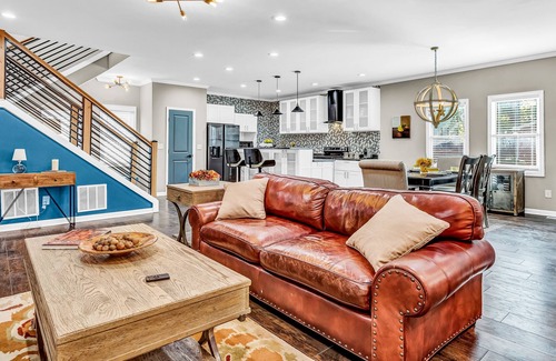 Pittsburgh House | Chic home with central AC, balcony, washer/dryer & study- dog-friendly