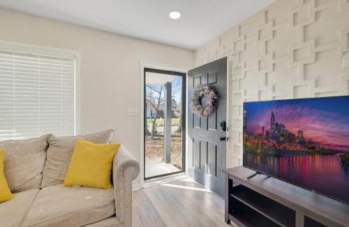 Southeast Raleigh House | Chic home with king bed in Raleigh