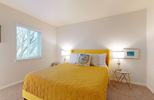Adelma Beach Hotel | Chic hotel suite just steps away from Downtown Port Townsend