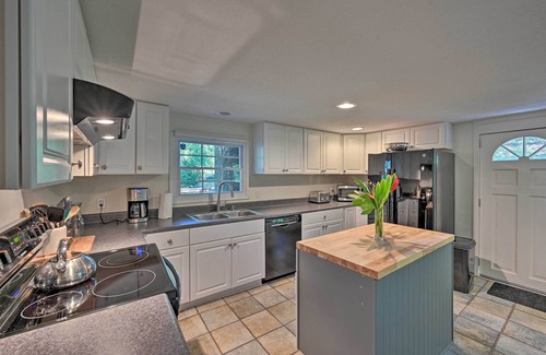 Townville House | Chic House w/Private Dock on Lake Hartwell!