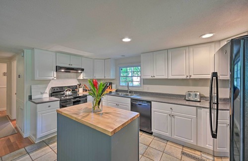Townville House | Chic House w/Private Dock on Lake Hartwell!