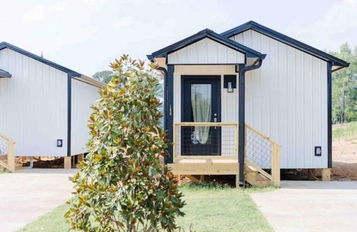 Lincoln House | Chic Lake Bungalow: 2 Queens, Deck, Lake Access