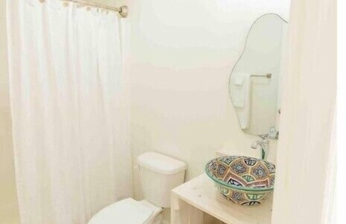 Lincoln House | Chic Lake Bungalow: 2 Queens, Deck, Lake Access