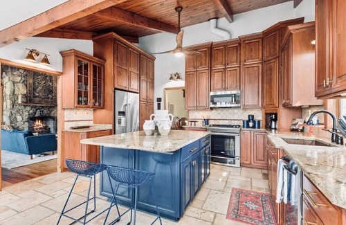 Gallatin House | Chic Lakefront Home｜6 bdrm/4bath & Private Dock!
