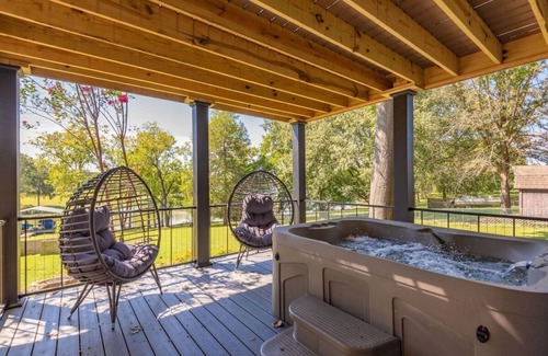 Gallatin House | Chic Lakefront Home｜6 bdrm/4bath & Private Dock!