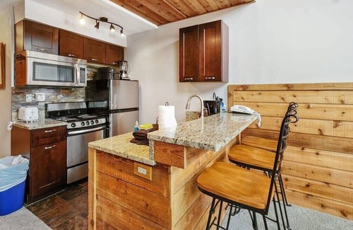 Lakeside Village Condo | Chic Lakeside 1BR, 4-Min to Keystone Resort!
