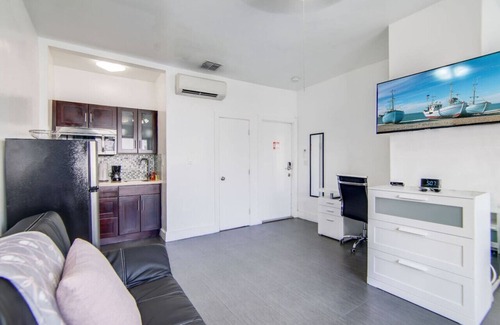 South of Fifth Condo | Chic Large Studio Apt Near Ocean Drive South Beach