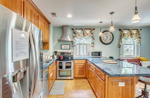 Summerville Historic District Apartment | Chic Loft over The Azalea Cocktail Bar & Gardenn
