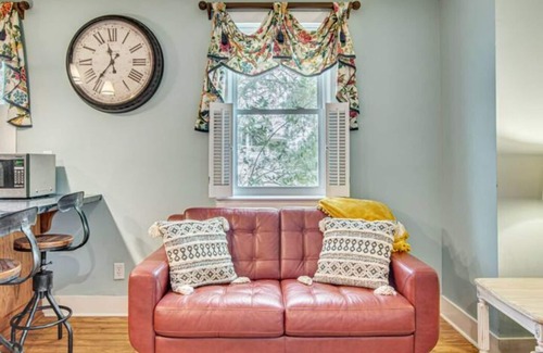 Summerville Historic District Apartment | Chic Loft over The Azalea Cocktail Bar & Gardenn