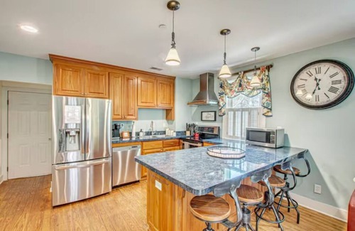 Summerville Historic District Apartment | Chic Loft over The Azalea Cocktail Bar & Gardenn