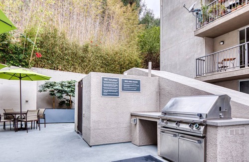 Los Feliz Apartment | Chic Los Feliz 1BR w/ Gym, Lounge & Pool, near Observatory, by Blueground