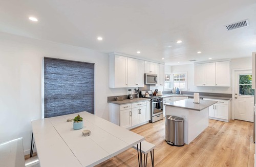 Encino House | *Chic Lux New Build w/Htd Pool, Firepit, BBQ*