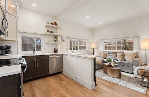 Fort Collins House | Chic Luxury Retreat – Old Town Carriage House