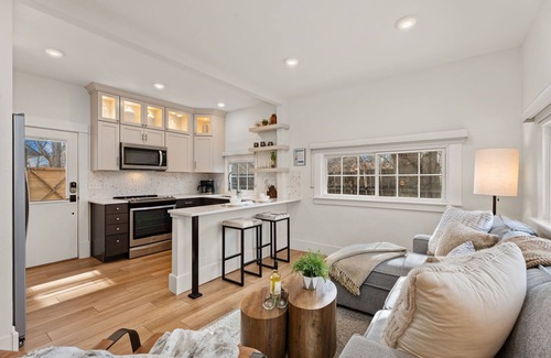 Fort Collins House | Chic Luxury Retreat – Old Town Carriage House
