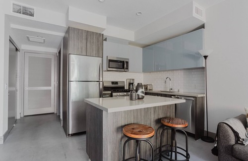 Mid-Wilshire Apartment | Chic Mid-Wilshire Studio w/Pool & Spa, nr Shops & Dining, by Blueground
