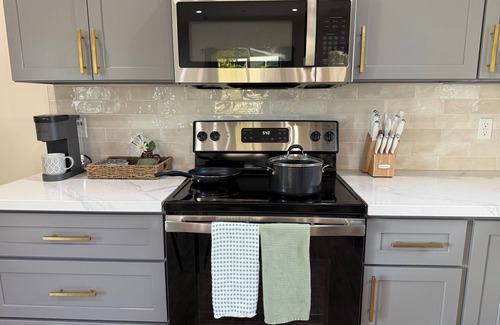 Mission Hills House | Chic & Modern 2 Bedroom 2 Bathroom Casita - Pet Welcome