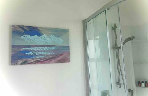Lower Shotover House | Chic Mountain-View 2BR in Queenstown